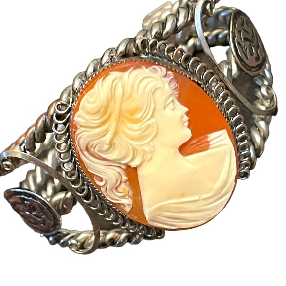 Vintage Lovely Large Resin Cameo realistic look Heavy chunky Bangle - Picture 4 of 8